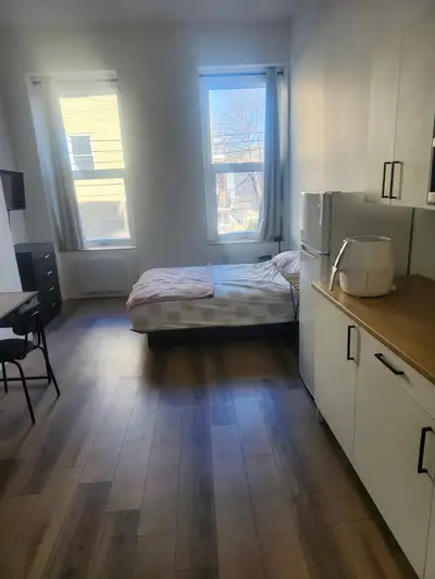 Superbe studio, salle de bain commune, meublé, libre