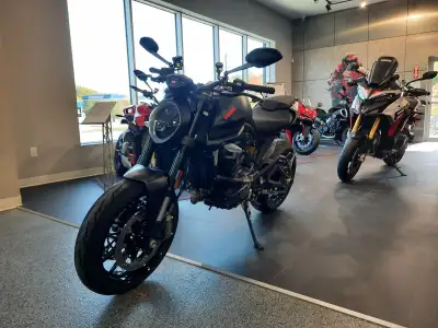 The 2025 Ducati Monster 937 is a modern naked motorcycle that blends strong performance with lightwe...