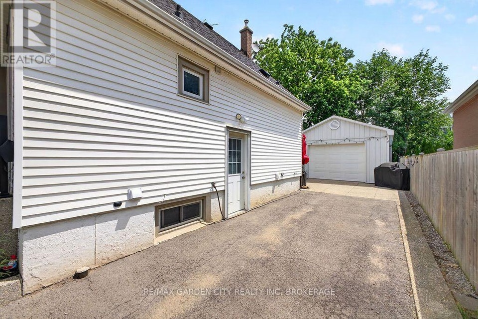 LOWER - 191 EAST 43RD STREET Hamilton (Sunninghill), Ontario 2