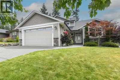 Beautifully maintained 4 bed 3.5 bath home with a detached shop, in quiet Courtenay East neighborhoo...