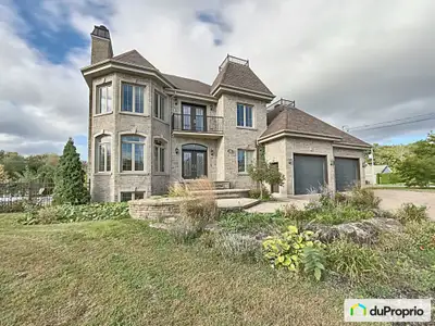 Magnifique cottage de 4 chambres à coucher, aménagement paysagé, terrain de 25000 pieds carrés avec...