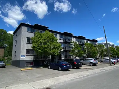 * 5 1/2 * mai ou juin Photos intérieur d'un logement modèle. Visiter pour mieux apprécier Situés au...