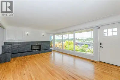 Welcome to this wonderful family home in the highly sought-after Glanford neighbourhood! This classi...
