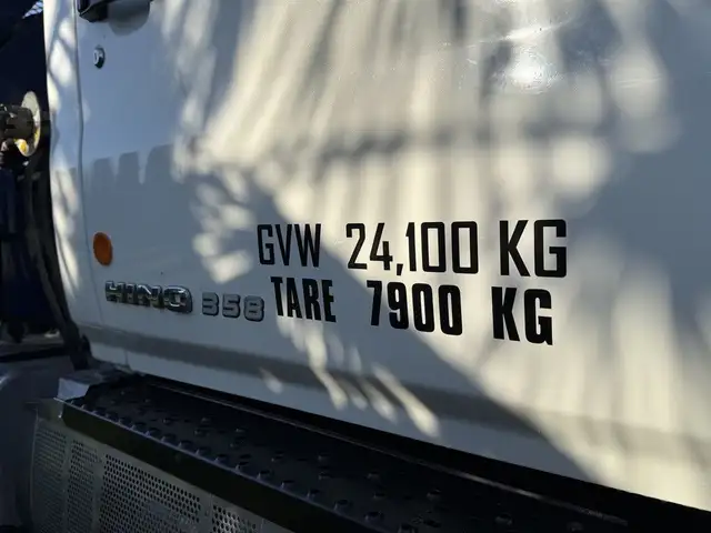 2015 Hino 358 22 Foot Dump Flatdeck with Amco Veba Crane and Air in Heavy Trucks in Regina - Image 37