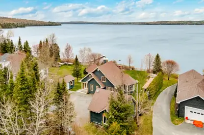 Grand Lac St-François, Ste-Praxède. Située dans le prestigieux Domaine du Hameau, magnifique proprié...