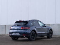 CARGET AUTOMOTIVE is thrilled to offer this 2018 Porsche Macan, offers sporty handling, premium comf... (image 6)