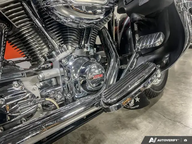 2006 Harley-Davidson FLHTCUSE CVO ULTRA CLASSIC in Sport Touring in Calgary - Image 12