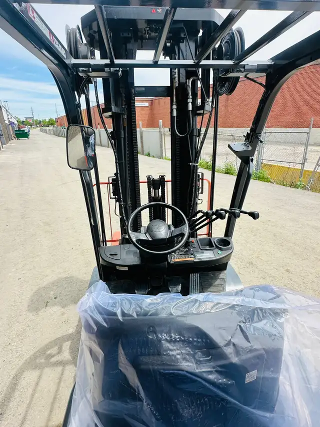 2020 Toyota 6500lbs cap Forklift 4stage sideshift Forkpositioner in Heavy Equipment in Mississauga / Peel Region - Image 9