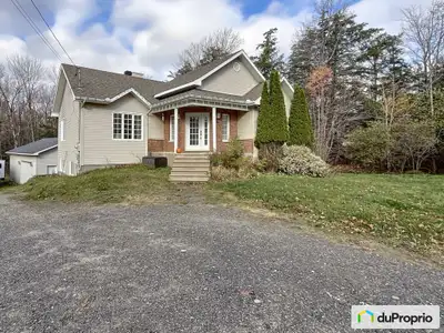 Découvrez ce magnifique bungalow avec walk-out, un véritable havre de paix situé tout près de la vil...