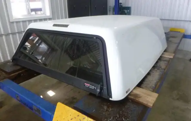 2007 - 2013 Chevrolet Silverado 6'6 50 Olympic White Truck Cap in Other Parts & Accessories in Kitchener / Waterloo - Image 2