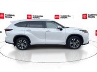 Thornhill Toyota Proudly Presents This White 2025 Toyota Highlander Hybrid with XLE AWD Package, Fea... (image 9)