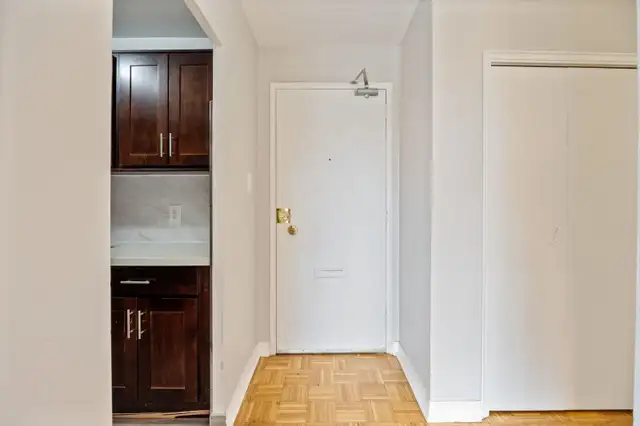 Beautiful Large Bachelor/Studio Apartment for Rent in Long Term Rentals in City of Toronto - Image 10