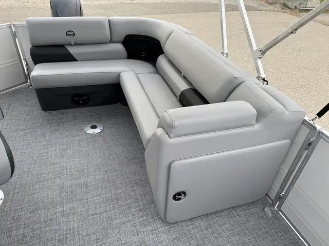 2026 Sun Tracker Party Barge 20 DLX pontoon boat in Powerboats & Motorboats in Prince Albert - Image 27