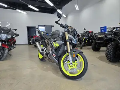 2023 BMW S 1000 R Sport AWAKEN THE DAREDEVIL The air is filled with the smell of petrol. An engine r...