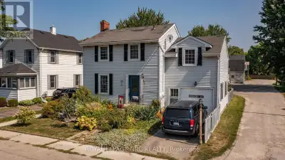 Loads of character in this fabulous home! Lots of hardwood, beautiful windows, natural wood trim and...