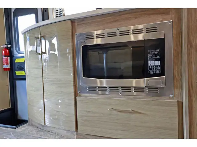 2020 Entegra Coach Qwest 24L 1 extension mercedes turbo diesel S in RVs & Motorhomes in Laval / North Shore - Image 16