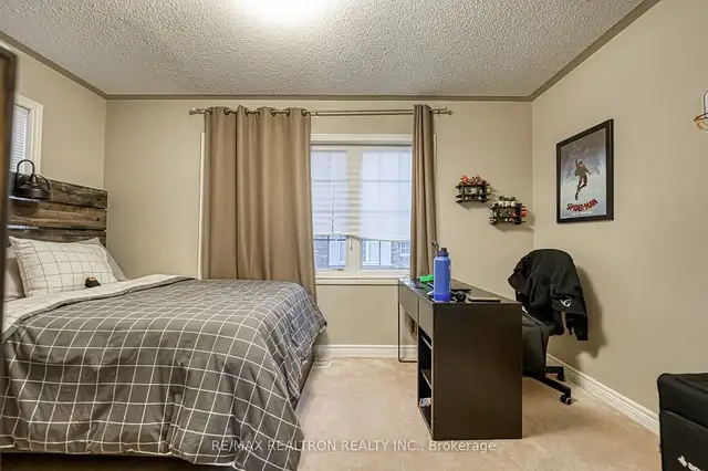 Stunning corner-unit freehold townhouse in Houses for Sale in Oshawa / Durham Region - Image 6