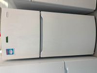2771-Réfrigérateur Frigidaire blanc Congelateur en Haut 28" Top
