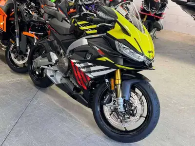 APRILIA RS 660 FACTORY 2027 Bicylindre parallèle de 659cc 105hp Suspensions Öhlins ajustables Freins...