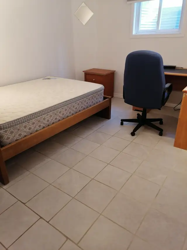 One upstairs Master bedroom in lakeshore area for rent in Room Rentals & Roommates in Kitchener / Waterloo - Image 5