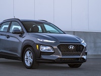 CARGET AUTOMOTIVE is thrilled to offer this 2021 Hyundai Kona Essential, a compact crossover offerin... (image 4)
