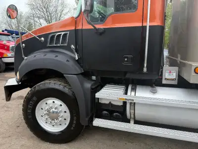 2009 Mack GU813 Tri/A Dump Truck SERIAL#: 1M2AX16C79M007360, 912,135 KM, HOUR METER READS: 19,019,En...