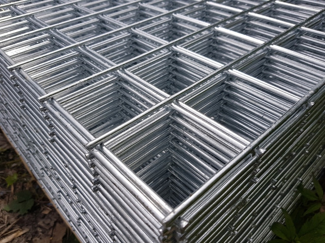 NEW 7 FT ANIMAL WELDED METAL FENCING WIRE FENCE PANEL GRID 52431 in Decks & Fences in Regina