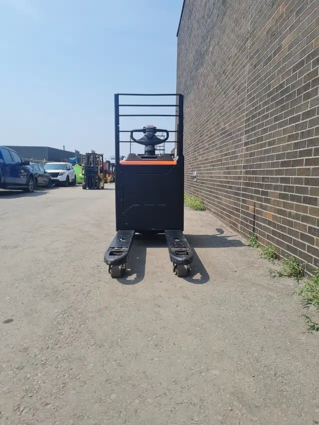 2017 BT ELECTRIC RIDE-ON PALLETJACK FORKLIFT 4500LBS CAPACITY in Heavy Equipment in Mississauga / Peel Region - Image 6