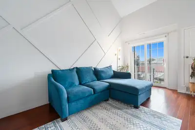Radiant Rochester-2 bed/2 bath condo in Chinatown to rent!!
