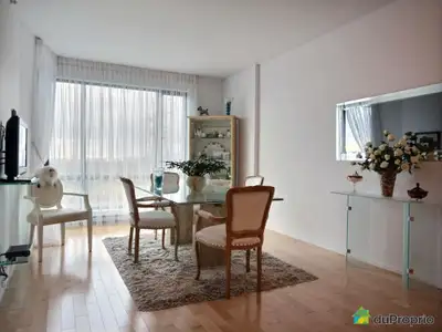 Condo moderne haut de gamme dans le complexe Le vert Mezzanine. Très grand stationnement intérieur e...