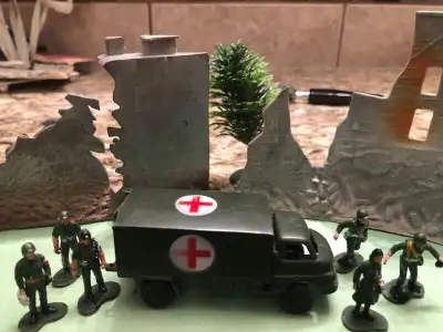 Plastic  HO scale toy soldiers and medic truck from 1960s, View more