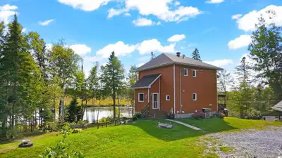 Maison à étages au bord de l'eau à vendre Saint-Côme/Linière --- 100 Ch. du Lac-Dumas. Maison de 201...