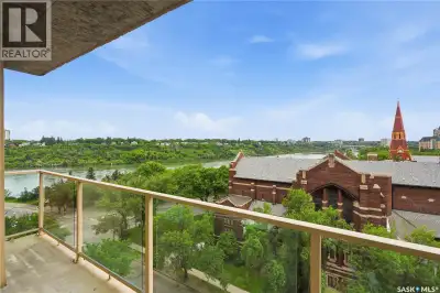 Fantastic City and River views. This west facing unit floods with light on entry. Unit 802 features...