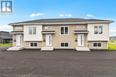 Stress Free Living!! Located in a great family neighbourhood, close to all amenities and walking dis...