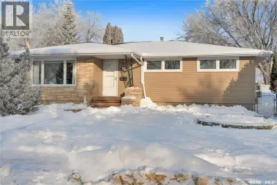 Spacious bungalow located in Normanview close to elementary school, park, shopping, and restaurants....