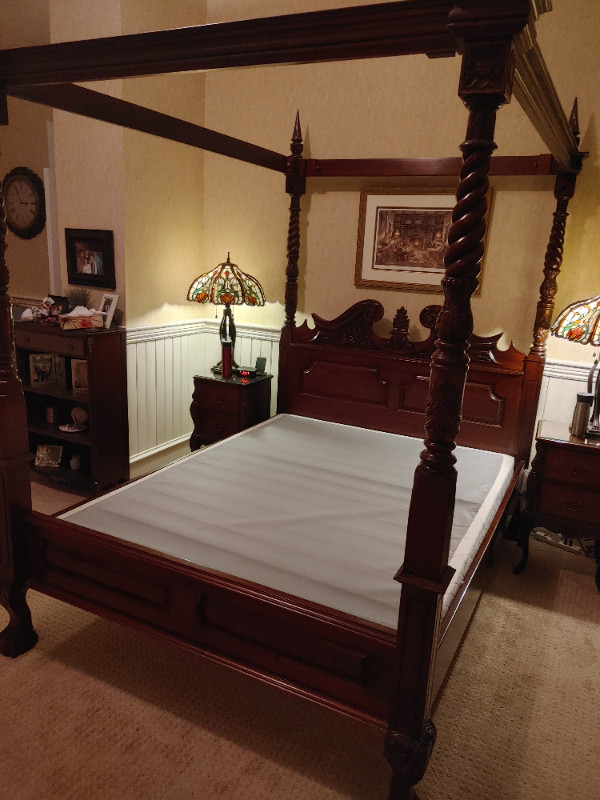 Gorgeous Queen Canopy Bed in Beds & Mattresses in St. Catharines