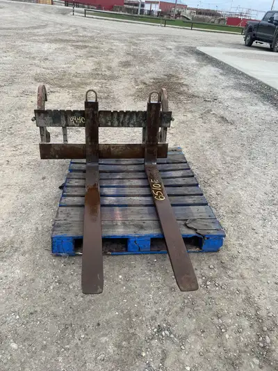 Wheel Loader Forks - Fits Cat 906/907 - 40.5" Carriage, 4' forks - 39.5 between lugging, 15.5" from...