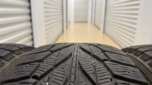 80% tread. 235/65 R18 Winter tires Nokian Hakkapeliitta in Tires & Rims in Mississauga / Peel Region - Image 4