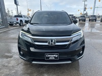 New Arrival! Drive home comfort, space, and reliability in this 2019 Honda Pilot Touring 8 Passenger... (image 8)