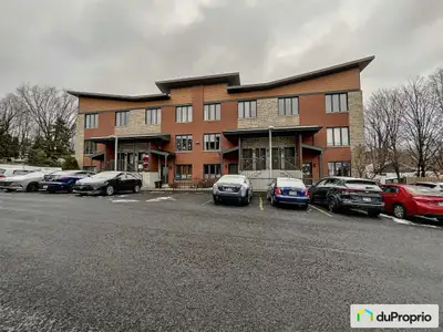 Découvrez ce superbe condo situé au dernier étage, offrant une luminosité exceptionnelle grâce à sa...