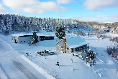Domaine forestier d’exception de 152,89 acres avec érablière et contingent de 5 820 livres. La propr...