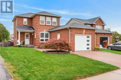 Bright and beautiful 3 Bedroom single detached very large 38 x 148 ft lot within one of Georgina's m...