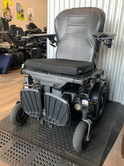 (Used) Permobil M5 Corpus is a high-performance mid-wheel drive power wheelchair designed for rehabi...