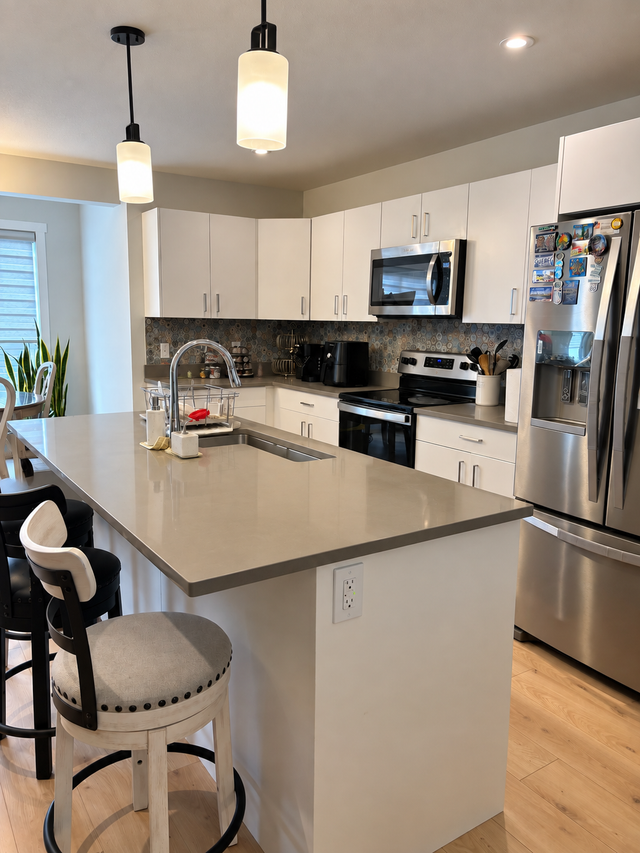 3 Bed - 2 Bath Main Floor Suite Rosewood