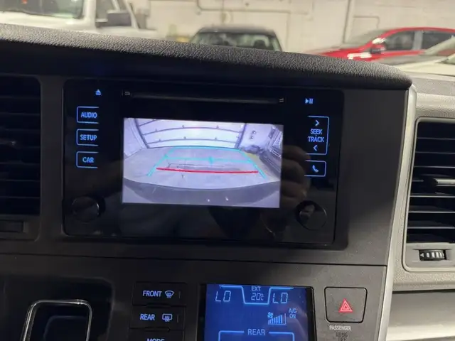 2015 Toyota Sienna LE in Cars & Trucks in City of Montréal - Image 12