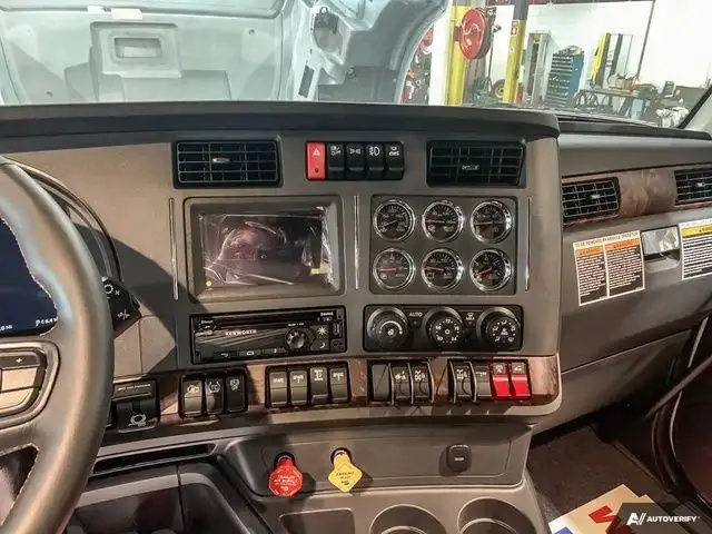 2025 Kenworth T680 in Heavy Trucks in Moncton - Image 13