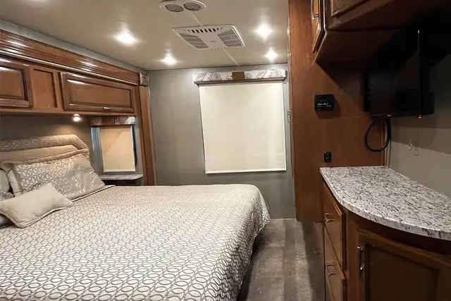2018 Holiday Rambler Admiral 30U – Pre-Owned Class A Motorhome.  in RVs & Motorhomes in Red Deer - Image 36