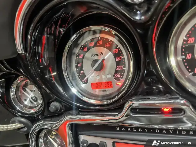 2006 Harley-Davidson FLHTCUSE CVO ULTRA CLASSIC in Sport Touring in Calgary - Image 15