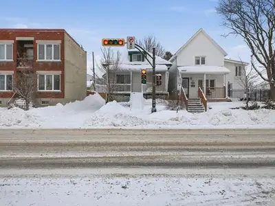 Beautiful triplex on Hull Island in a highly sought-after area. Close to all amenities and within wa...