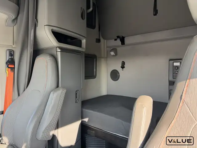 2022 Volvo VNL760 D13 | 455HP | 2.79 RATIO | I-SHIFT in Heavy Trucks in Calgary - Image 17